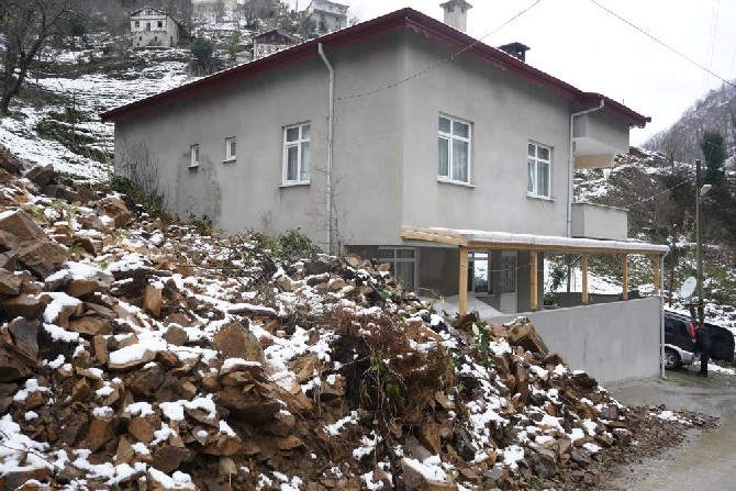 rize’nin-ikizdere-ilcesine-bagli-ayvalik-koyunde-meydana-gelen-heyelan-sonrasi-evleri-zarar-goren-tozkoparan-ailesi-iki-uzuntuyu-bir-arada-yasiyor-(5).jpg