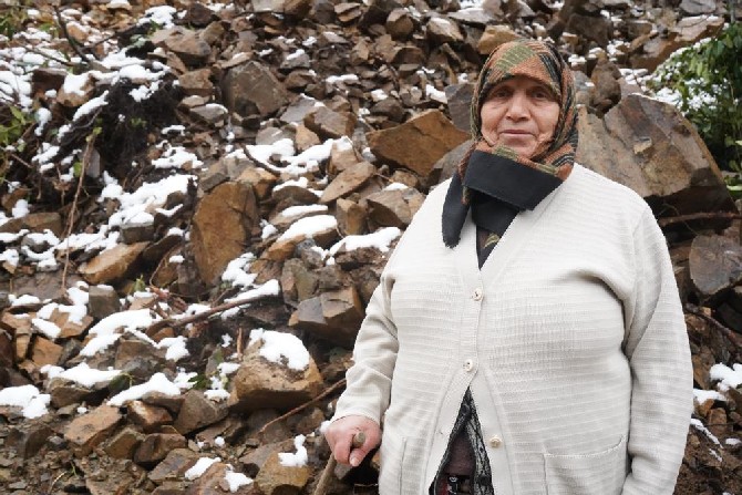 rize’nin-ikizdere-ilcesine-bagli-ayvalik-koyunde-meydana-gelen-heyelan-sonrasi-evleri-zarar-goren-tozkoparan-ailesi-iki-uzuntuyu-bir-arada-yasiyor-(7).jpg