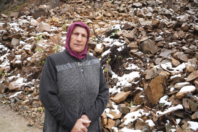 rize’nin-ikizdere-ilcesine-bagli-ayvalik-koyunde-meydana-gelen-heyelan-sonrasi-evleri-zarar-goren-tozkoparan-ailesi-iki-uzuntuyu-bir-arada-yasiyor-(8).jpg