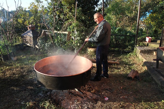 rize’nin-meshur-kokulu-uzumu-toplandi-ve-pekmez-mesaisi-baslandi-(1).jpg