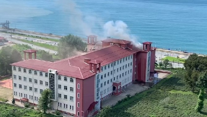 rize’nin-pazar-ilcesinde-bir-okulun-catisinda-tadilat-yapilirken-cikan-yangin-itfaiye-ekipleri-tarafindan-sonduruldu-(1).jpg
