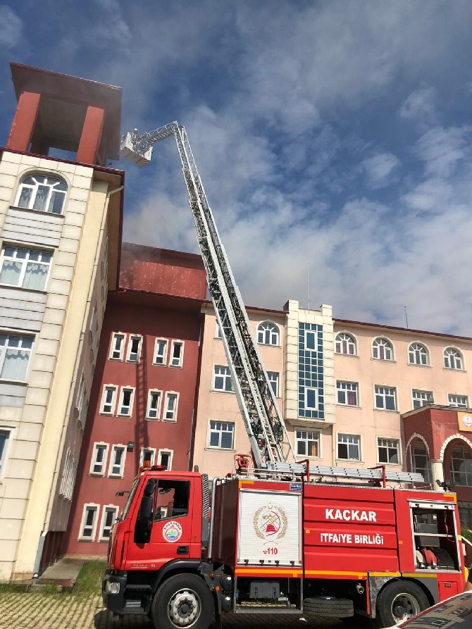 rize’nin-pazar-ilcesinde-bir-okulun-catisinda-tadilat-yapilirken-cikan-yangin-itfaiye-ekipleri-tarafindan-sonduruldu-(2).jpg
