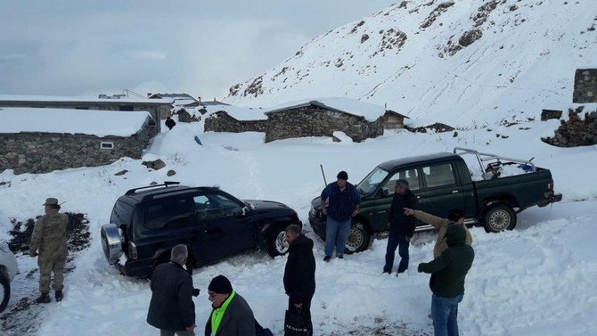 rize’nin-yuksek-kesimli-yaylalarinda-etkili-olan-kar-yagisi-nedeni-ile-camlihemsin-ile-guneysu-ilcelerine-bagli-yaylalarda-mahsur-23-kisiye-ulasildi-(3).jpg