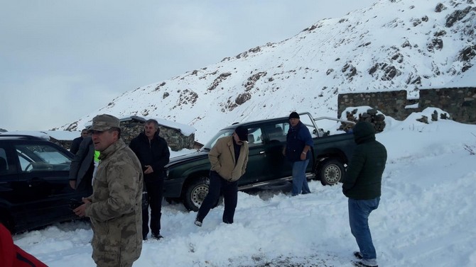 rize’nin-yuksek-kesimli-yaylalarinda-etkili-olan-kar-yagisi-nedeni-ile-camlihemsin-ile-guneysu-ilcelerine-bagli-yaylalarda-mahsur-23-kisiye-ulasildi-(4).jpg