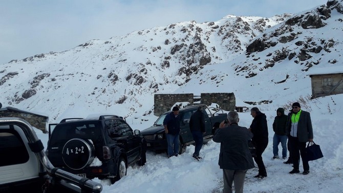 rize’nin-yuksek-kesimli-yaylalarinda-etkili-olan-kar-yagisi-nedeni-ile-camlihemsin-ile-guneysu-ilcelerine-bagli-yaylalarda-mahsur-23-kisiye-ulasildi-(5).jpg