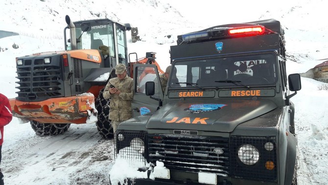 rize’nin-yuksek-kesimli-yaylalarinda-etkili-olan-kar-yagisi-nedeni-ile-camlihemsin-ile-guneysu-ilcelerine-bagli-yaylalarda-mahsur-23-kisiye-ulasildi-(6).jpg
