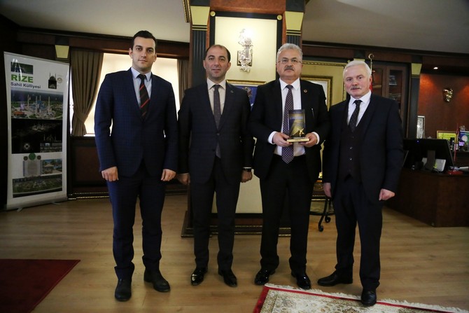 rize--belediye-baskani-prof.-dr.-resat-kasap,-yilin-yerel-yoneticisi-secildi-(4).jpg