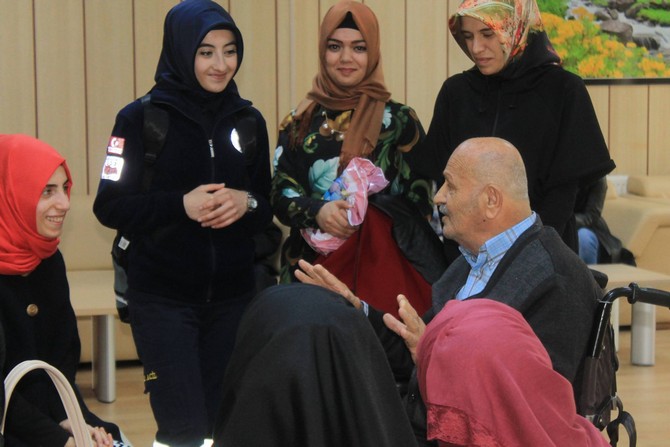 rize-ak-genclik’ten-huzur-evi-sakinlerine-ziyaret-(5).jpg