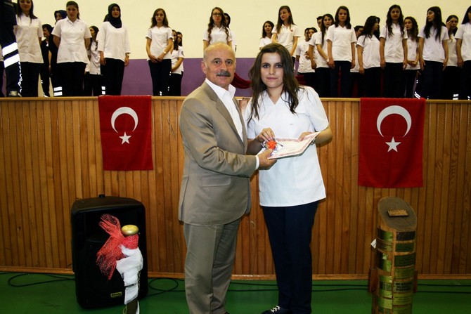 rize-anadolu-saglik-meslek-lisesinden-coskulu-mezuniyet-toreni-(7).jpg