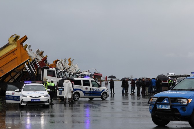 rize-artvin-havalimani-insaati-onunde-kamyoncular-eylem-yapti-(2).jpg