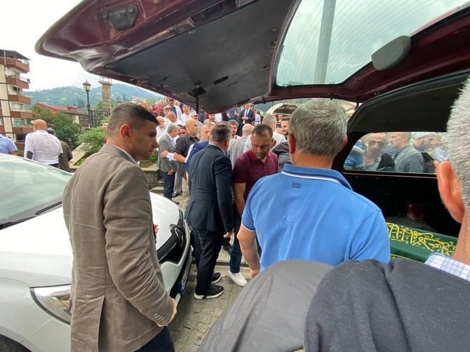 rize-baro-baskani-avukat-umit-pecenin-vefat-eden-annesi-rukiye-pece-rizede-dualarla-son-yolculuguna-ugurlandi-1.jpg