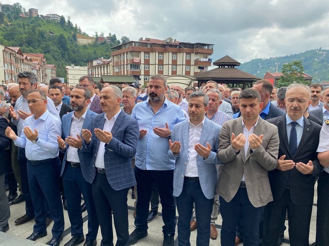 rize-baro-baskani-avukat-umit-pecenin-vefat-eden-annesi-rukiye-pece-rizede-dualarla-son-yolculuguna-ugurlandi-11.jpg