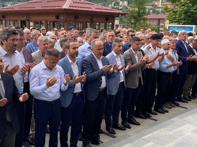 rize-baro-baskani-avukat-umit-pecenin-vefat-eden-annesi-rukiye-pece-rizede-dualarla-son-yolculuguna-ugurlandi-14.jpg