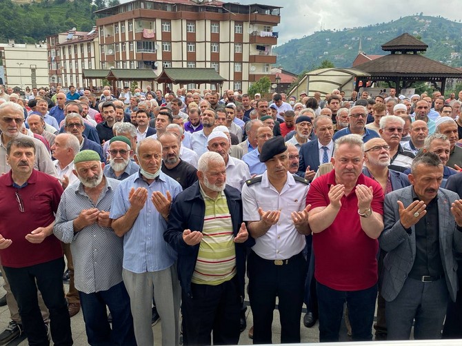 rize-baro-baskani-avukat-umit-pecenin-vefat-eden-annesi-rukiye-pece-rizede-dualarla-son-yolculuguna-ugurlandi-15.jpg