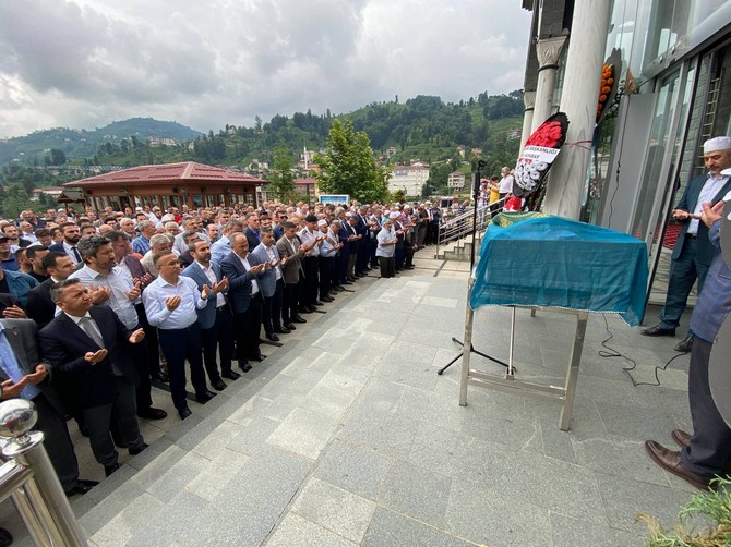 rize-baro-baskani-avukat-umit-pecenin-vefat-eden-annesi-rukiye-pece-rizede-dualarla-son-yolculuguna-ugurlandi-16.jpg