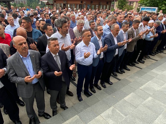 rize-baro-baskani-avukat-umit-pecenin-vefat-eden-annesi-rukiye-pece-rizede-dualarla-son-yolculuguna-ugurlandi-17.jpg
