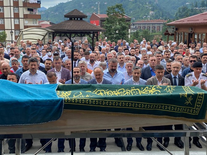 rize-baro-baskani-avukat-umit-pecenin-vefat-eden-annesi-rukiye-pece-rizede-dualarla-son-yolculuguna-ugurlandi-18.jpg