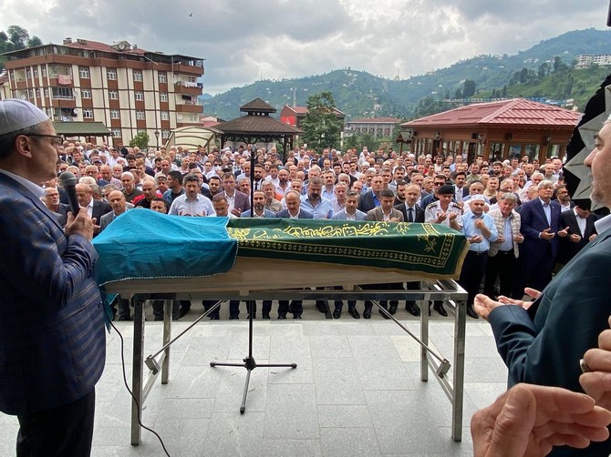 rize-baro-baskani-avukat-umit-pecenin-vefat-eden-annesi-rukiye-pece-rizede-dualarla-son-yolculuguna-ugurlandi-19.jpg