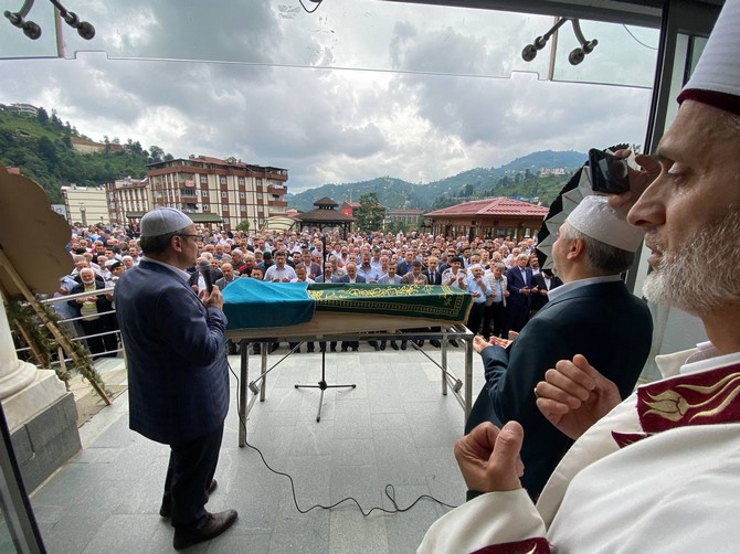 rize-baro-baskani-avukat-umit-pecenin-vefat-eden-annesi-rukiye-pece-rizede-dualarla-son-yolculuguna-ugurlandi-20.jpg