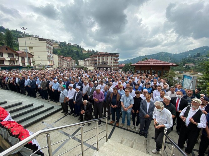 rize-baro-baskani-avukat-umit-pecenin-vefat-eden-annesi-rukiye-pece-rizede-dualarla-son-yolculuguna-ugurlandi-21.jpg