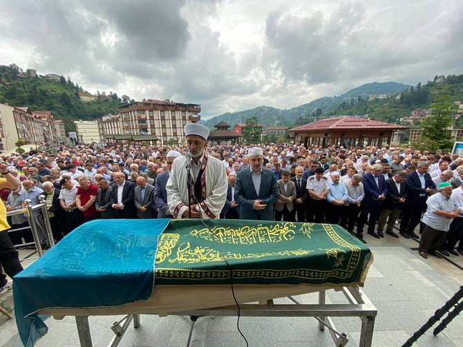 rize-baro-baskani-avukat-umit-pecenin-vefat-eden-annesi-rukiye-pece-rizede-dualarla-son-yolculuguna-ugurlandi-23.jpg