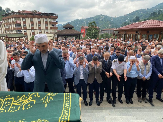 rize-baro-baskani-avukat-umit-pecenin-vefat-eden-annesi-rukiye-pece-rizede-dualarla-son-yolculuguna-ugurlandi-25.jpg