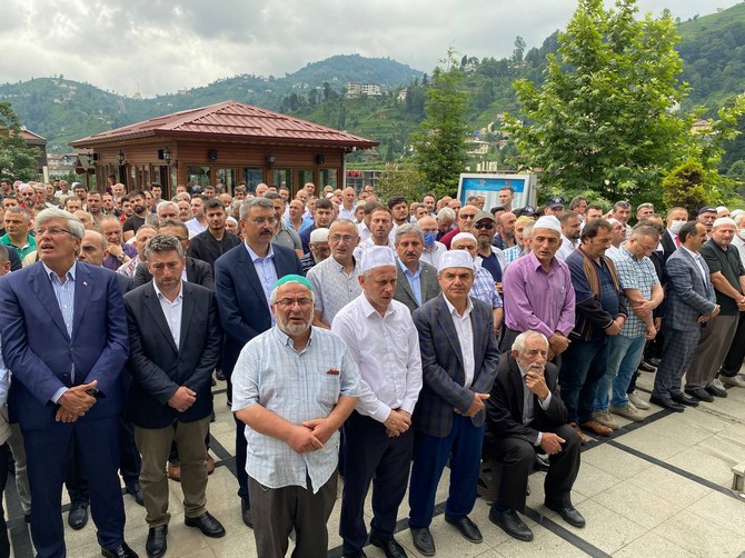 rize-baro-baskani-avukat-umit-pecenin-vefat-eden-annesi-rukiye-pece-rizede-dualarla-son-yolculuguna-ugurlandi-26.jpg