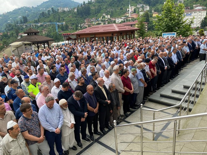 rize-baro-baskani-avukat-umit-pecenin-vefat-eden-annesi-rukiye-pece-rizede-dualarla-son-yolculuguna-ugurlandi-27.jpg