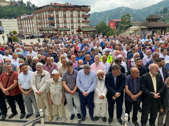 rize-baro-baskani-avukat-umit-pecenin-vefat-eden-annesi-rukiye-pece-rizede-dualarla-son-yolculuguna-ugurlandi-28.jpg