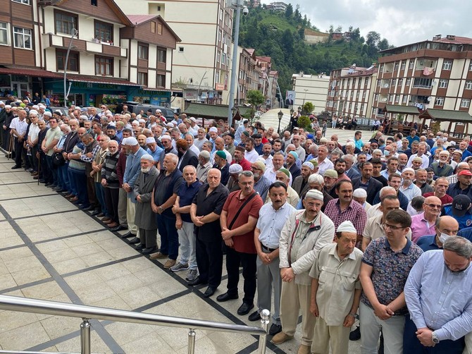 rize-baro-baskani-avukat-umit-pecenin-vefat-eden-annesi-rukiye-pece-rizede-dualarla-son-yolculuguna-ugurlandi-29.jpg