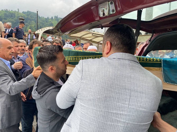 rize-baro-baskani-avukat-umit-pecenin-vefat-eden-annesi-rukiye-pece-rizede-dualarla-son-yolculuguna-ugurlandi-3.jpg