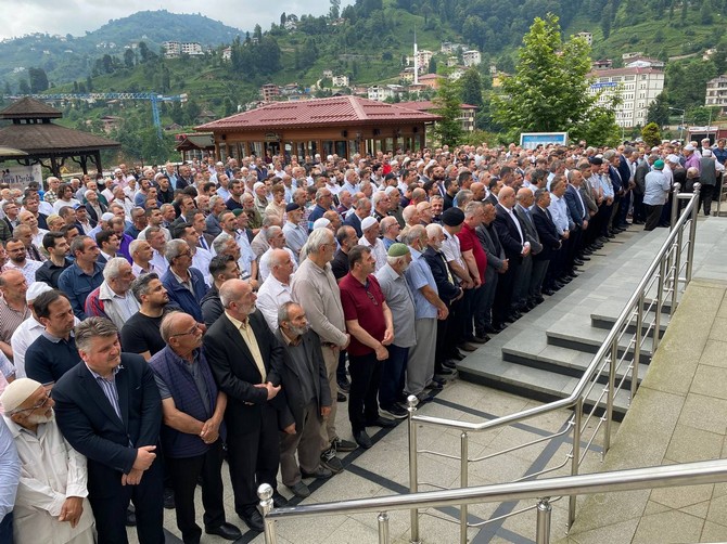 rize-baro-baskani-avukat-umit-pecenin-vefat-eden-annesi-rukiye-pece-rizede-dualarla-son-yolculuguna-ugurlandi-30.jpg