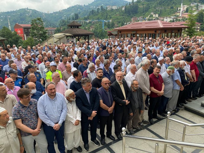 rize-baro-baskani-avukat-umit-pecenin-vefat-eden-annesi-rukiye-pece-rizede-dualarla-son-yolculuguna-ugurlandi-31.jpg