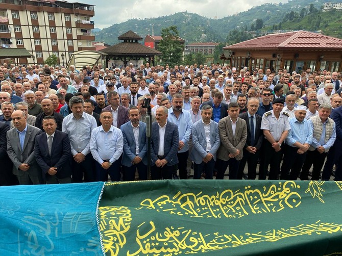 rize-baro-baskani-avukat-umit-pecenin-vefat-eden-annesi-rukiye-pece-rizede-dualarla-son-yolculuguna-ugurlandi-32.jpg