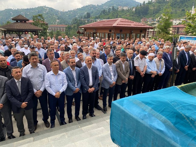 rize-baro-baskani-avukat-umit-pecenin-vefat-eden-annesi-rukiye-pece-rizede-dualarla-son-yolculuguna-ugurlandi-33.jpg