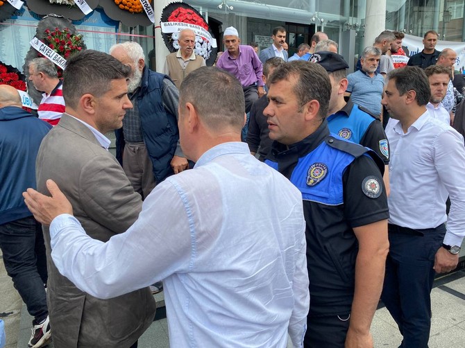 rize-baro-baskani-avukat-umit-pecenin-vefat-eden-annesi-rukiye-pece-rizede-dualarla-son-yolculuguna-ugurlandi-35.jpg