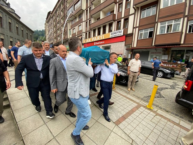 rize-baro-baskani-avukat-umit-pecenin-vefat-eden-annesi-rukiye-pece-rizede-dualarla-son-yolculuguna-ugurlandi-4.jpg