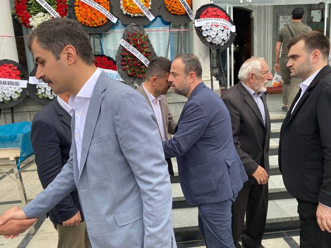 rize-baro-baskani-avukat-umit-pecenin-vefat-eden-annesi-rukiye-pece-rizede-dualarla-son-yolculuguna-ugurlandi-48.jpg