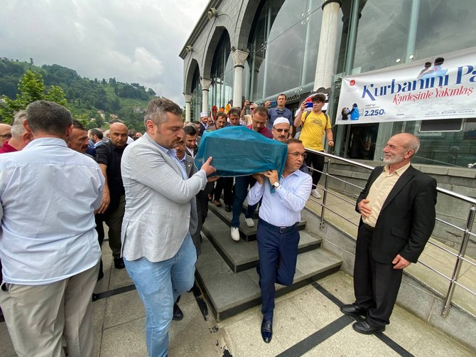 rize-baro-baskani-avukat-umit-pecenin-vefat-eden-annesi-rukiye-pece-rizede-dualarla-son-yolculuguna-ugurlandi-5.jpg