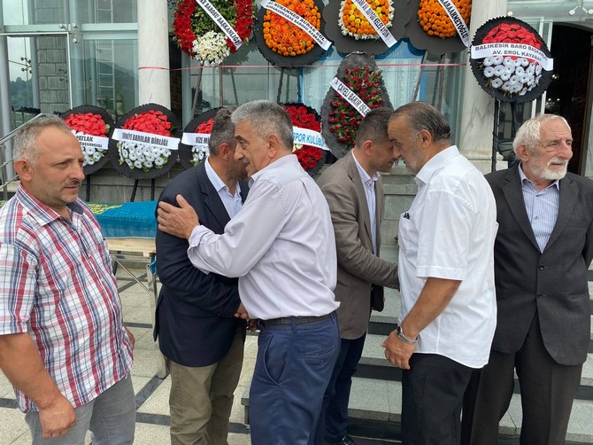 rize-baro-baskani-avukat-umit-pecenin-vefat-eden-annesi-rukiye-pece-rizede-dualarla-son-yolculuguna-ugurlandi-52.jpg