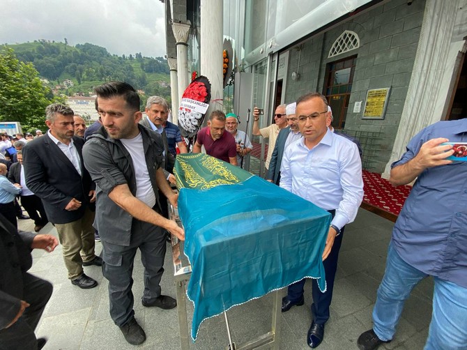 rize-baro-baskani-avukat-umit-pecenin-vefat-eden-annesi-rukiye-pece-rizede-dualarla-son-yolculuguna-ugurlandi-7.jpg