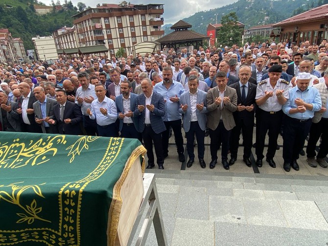 rize-baro-baskani-avukat-umit-pecenin-vefat-eden-annesi-rukiye-pece-rizede-dualarla-son-yolculuguna-ugurlandi-8.jpg