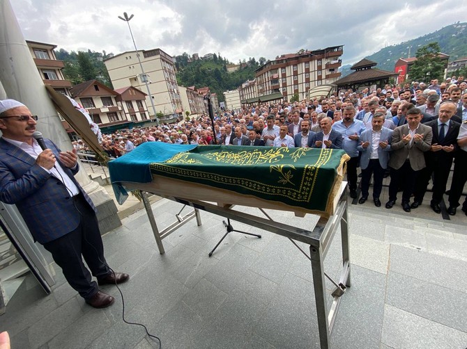rize-baro-baskani-avukat-umit-pecenin-vefat-eden-annesi-rukiye-pece-rizede-dualarla-son-yolculuguna-ugurlandi-9.jpg
