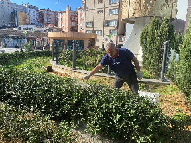 rize-beledite-baskani-rahmi-metin-cayudad-tarafindan-bakimi-yapilan-15-temmuz-demokrasi-ve-cumhuriyet-meydanindaki-cay-bahcesinin-bakim-calismalarina-katildi-4.jpg