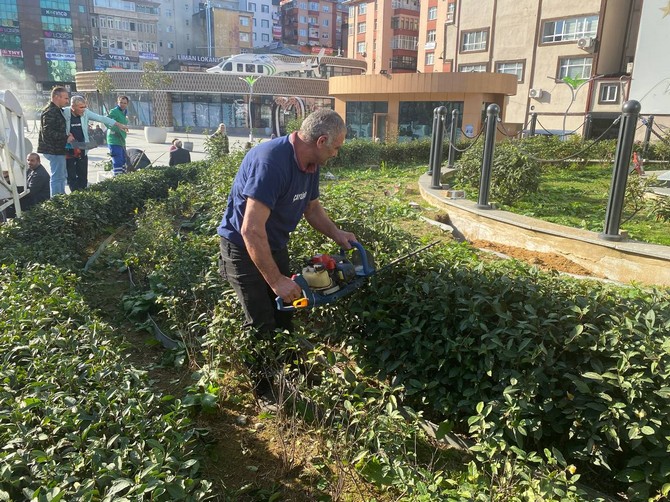 rize-beledite-baskani-rahmi-metin-cayudad-tarafindan-bakimi-yapilan-15-temmuz-demokrasi-ve-cumhuriyet-meydanindaki-cay-bahcesinin-bakim-calismalarina-katildi-8.jpg