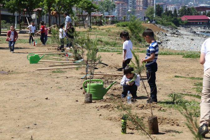 rize-belediye-baskan-vekili-kemal-genc,-belediyenin-destekleriyle-cevre-haftasi-nedeniyle-denizciler-ilkokulu-ogrencileri-ile-100-fidani-toprakla-bulusturdu-(11).jpg