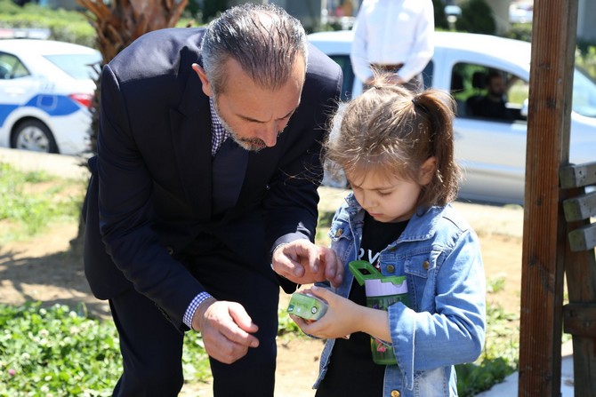 rize-belediye-baskan-vekili-kemal-genc,-belediyenin-destekleriyle-cevre-haftasi-nedeniyle-denizciler-ilkokulu-ogrencileri-ile-100-fidani-toprakla-bulusturdu-(2).jpg