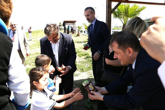 rize-belediye-baskan-vekili-kemal-genc,-belediyenin-destekleriyle-cevre-haftasi-nedeniyle-denizciler-ilkokulu-ogrencileri-ile-100-fidani-toprakla-bulusturdu-(3).jpg