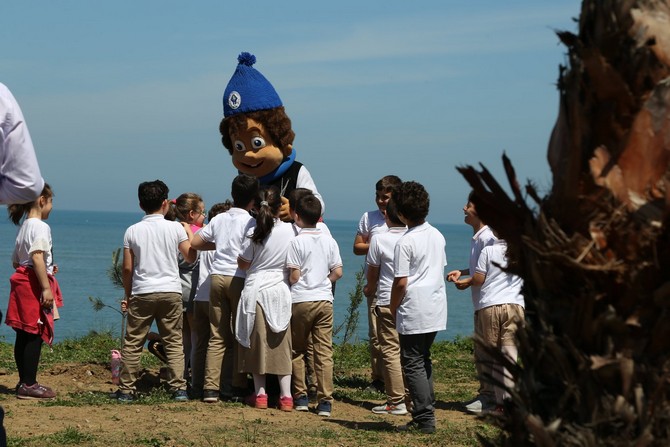 rize-belediye-baskan-vekili-kemal-genc,-belediyenin-destekleriyle-cevre-haftasi-nedeniyle-denizciler-ilkokulu-ogrencileri-ile-100-fidani-toprakla-bulusturdu-(6).jpg