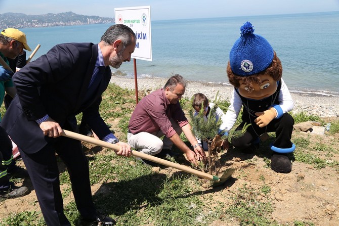 rize-belediye-baskan-vekili-kemal-genc,-belediyenin-destekleriyle-cevre-haftasi-nedeniyle-denizciler-ilkokulu-ogrencileri-ile-100-fidani-toprakla-bulusturdu-(7).jpg